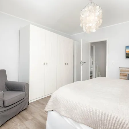 2 Seasons, Fantastic Four Apartment