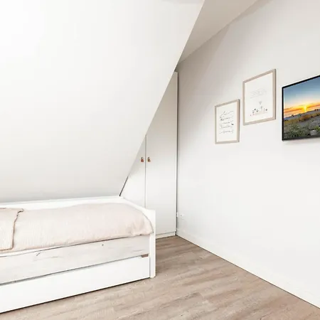 2 Seasons, Fantastic Four Apartment
